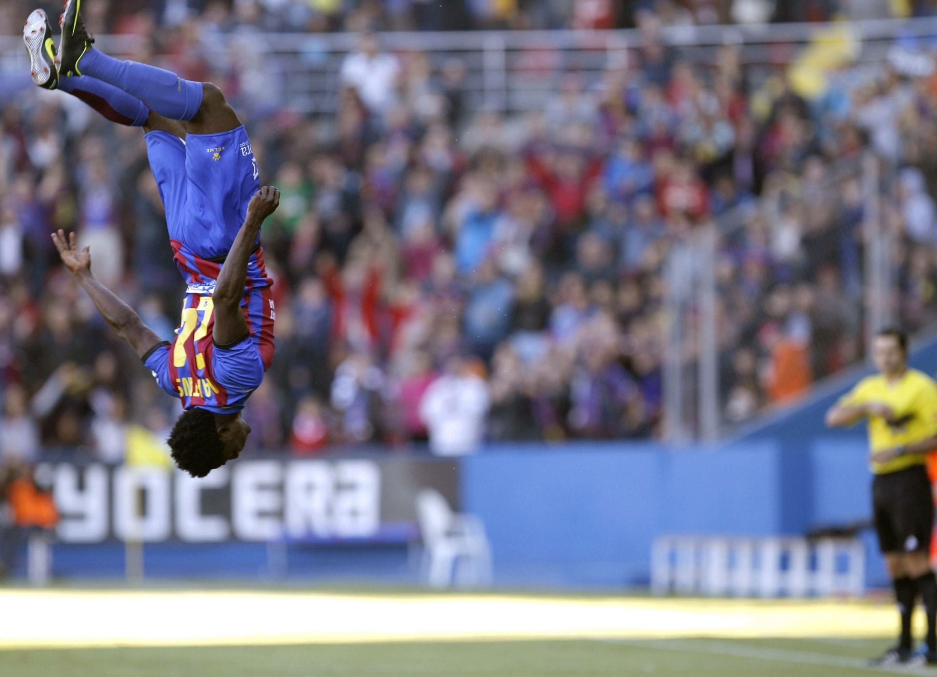 Obafemi Martins da una voltereta tras un gol con el Levante.
