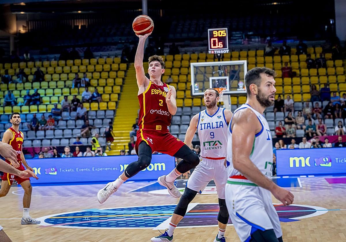 De Larrea se levanta para anotar un triple al límite de la posesión.