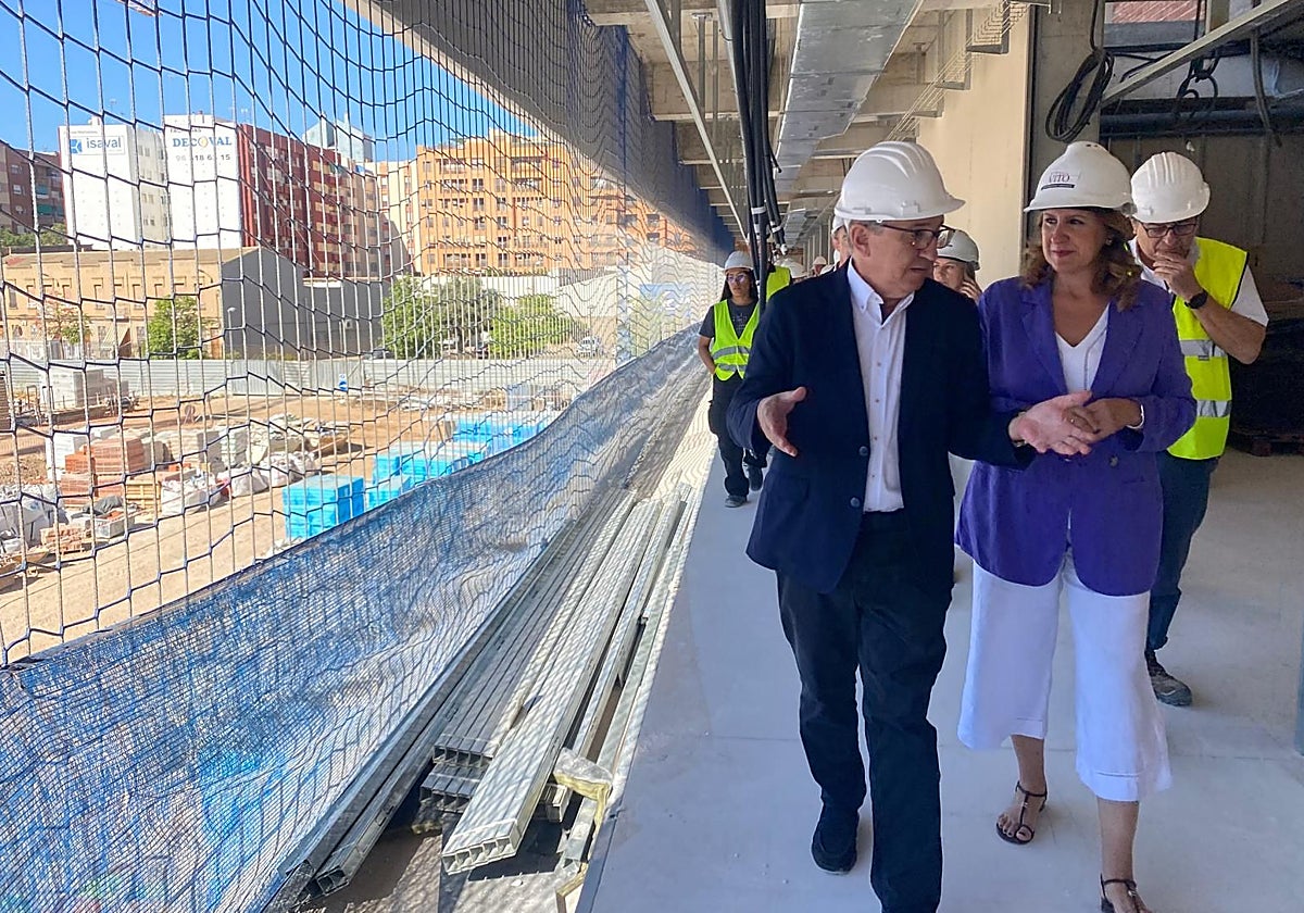 El conseller de Educación, José Antonio Rovira, y la alcaldesa de Valencia, María José Catalá en la visita al centro CEIP 106 de Malilla.