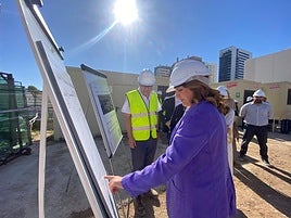 La alcaldesa de Valencia, María José Catalá, en la visita a las obras del nuevo colegio de Malilla.