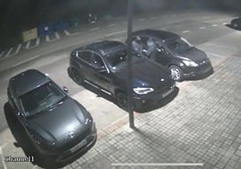 Fotograma del intento de robo de un coche este año.