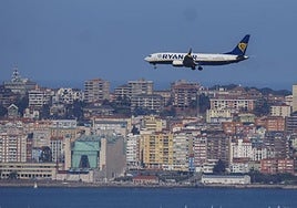 Un avión de Ryanair vuela con Santander al fondo
