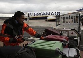 Un operario lleva maletas a un vuelo de Ryanair, en una imagen de archivo.