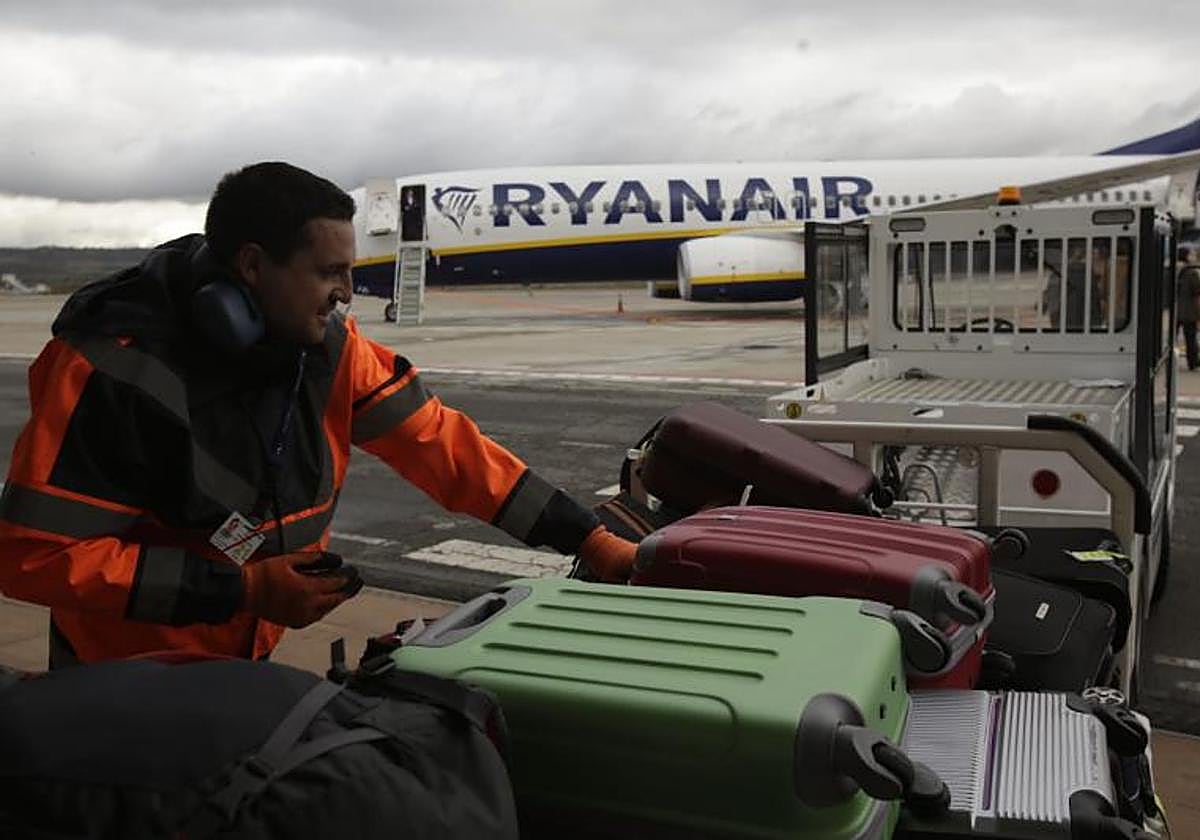 Un operario lleva maletas a un vuelo de Ryanair, en una imagen de archivo.