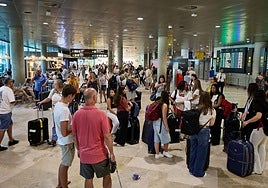 Pasajeros en el vestíbulo del aeropuerto de Manises.