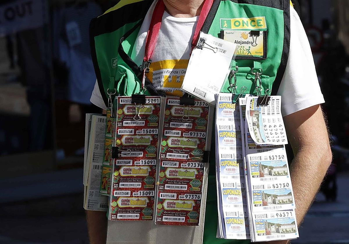 Un vendedor de la ONCE en una imagen de archivo.