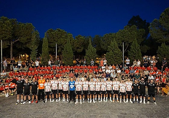 Foto de familia tras la presentación.