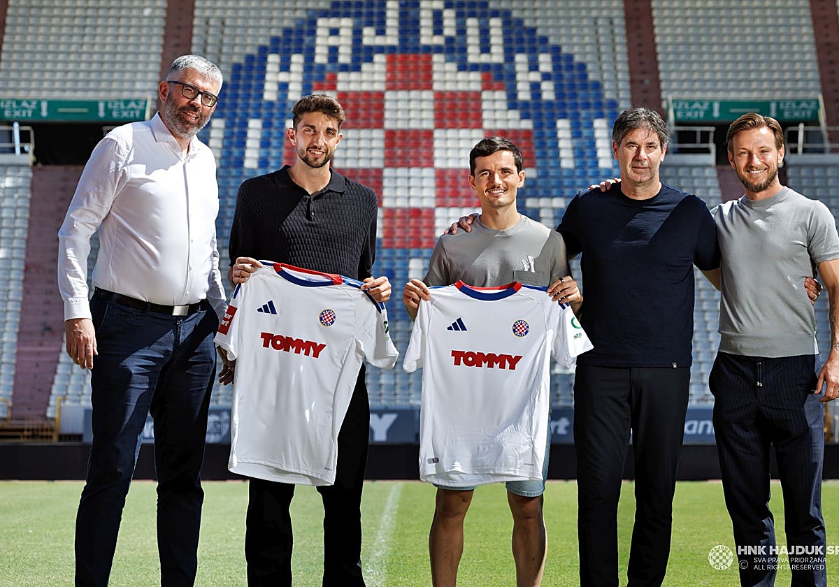 Hugo Guillamón, el tercero por la izquierda, durante su presentación con el Hajduk Split.