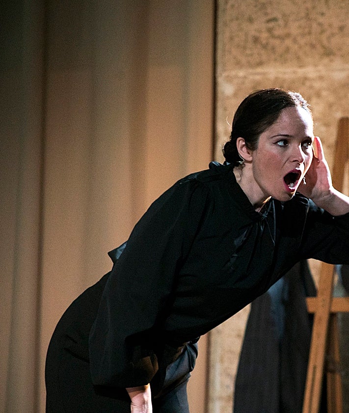 Imagen secundaria 2 - Imágenes del taller familiar de animación, la escuela de abuelas y nietas y el espectáculo de la cantante Quiteria Muñoz.