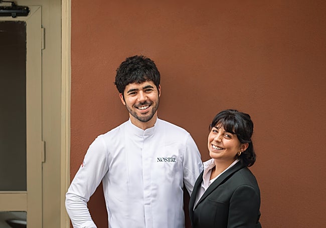 Andrés y Sara, frente a la fachada del antiguo Nostre, en calle Doctor Ferran.