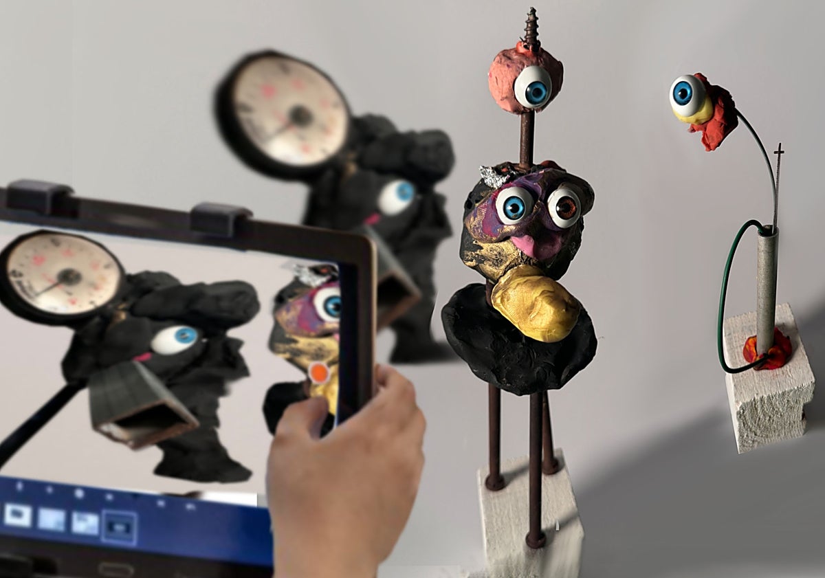 Imagen principal - Imágenes del taller familiar de animación, la escuela de abuelas y nietas y el espectáculo de la cantante Quiteria Muñoz.