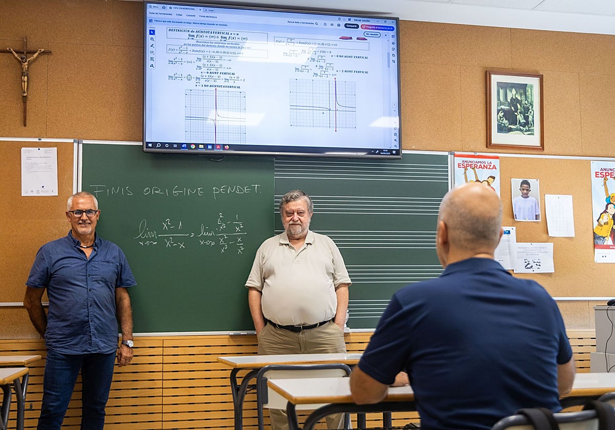Julián González y Santi Boix, profesores de Agustinos, reciben al exalumno Juan Antonio, de 50 años, en su vuelta al cole.