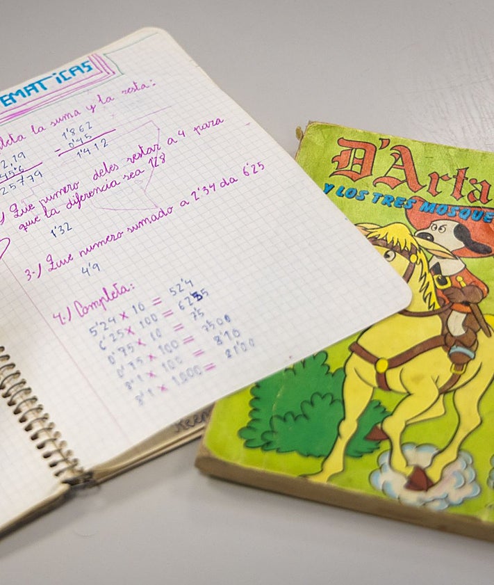 Imagen secundaria 2 - Santi Boix imparte clase desde el portátil. Abajo, la evolución gráfica de algunos libros de Latín y la actual tableta. En la tercera imagen, lo que Juan Antonio llevaba en su mochila a mediados de los ochenta.