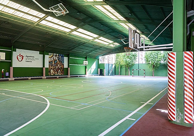 En los ochenta, ni había cubierta ni columnas acolchadas. Un día de lluvia, el alumno Juan Antonio resbaló en este campo, perdió medio diente y se mordió en la lengua por la caída.