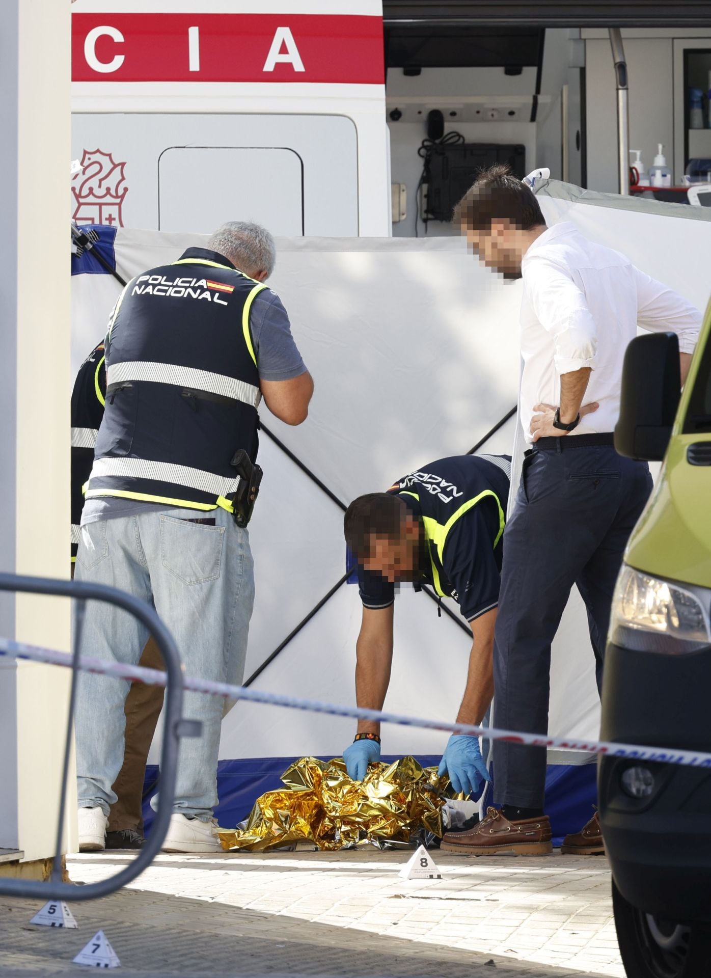 Fotos: un hombre asesina a tiros a otro en la calle y a plena luz del día en Xirivella (Valencia)