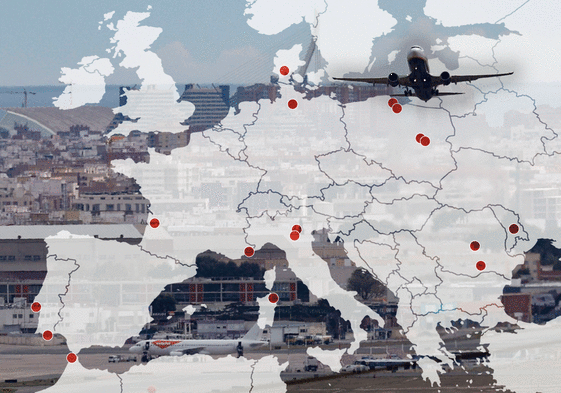 Viajeros hacen cola en el vestíbulo del aeropuerto de Manises.