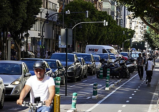 Tráfico de bicis, patinetes y coches, en la calle Colón, en imagen de archivo.