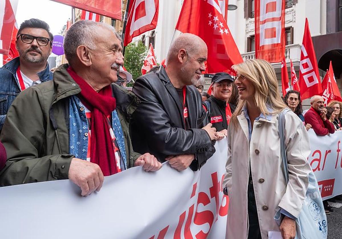 La ministra Yolanda Díaz, con Unai Sordo (CCOO) y Pepe Álvarez (UGT)