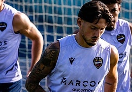 Unai Vencedor, en un entrenamiento con el Levante.