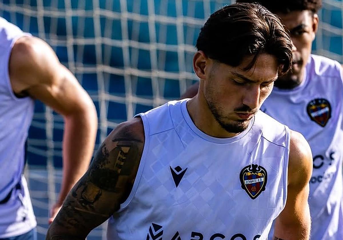 Unai Vencedor, en un entrenamiento con el Levante.