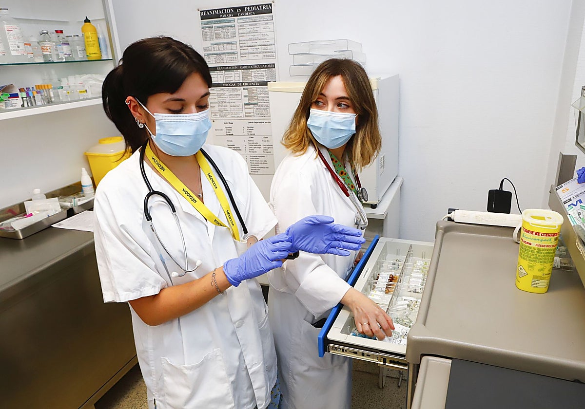 Dos médicos se preparan en un hospital.