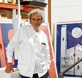 Miquel Navarro, con su obra en su taller-estudio de Mislata.