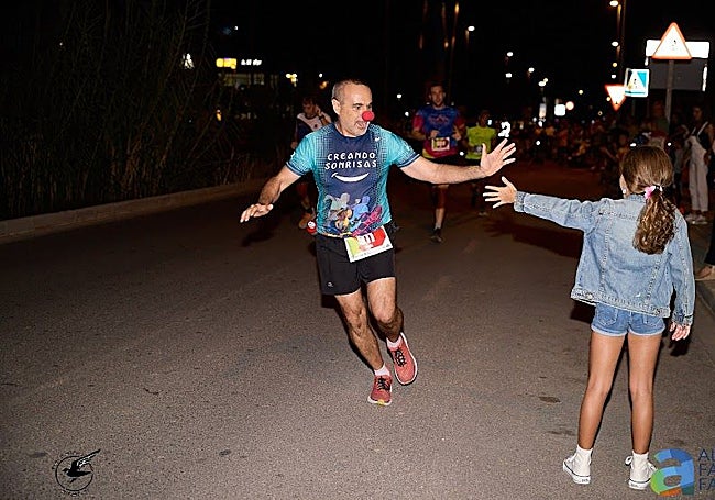 Una pequeña voluntario con un miembro del club Creando Sonrisas.