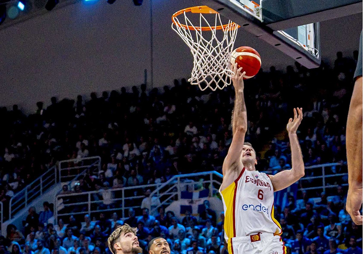 López-Arostegui se levanta para anotar una canasta ante Grecia.