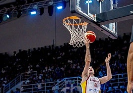 López-Arostegui se levanta para anotar una canasta ante Grecia.