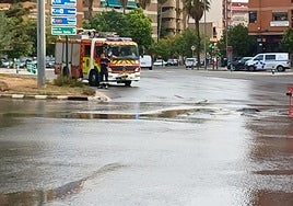 Reventón de la tubería en la rotonda entre Tres Cruces y Archiduque Carlos.