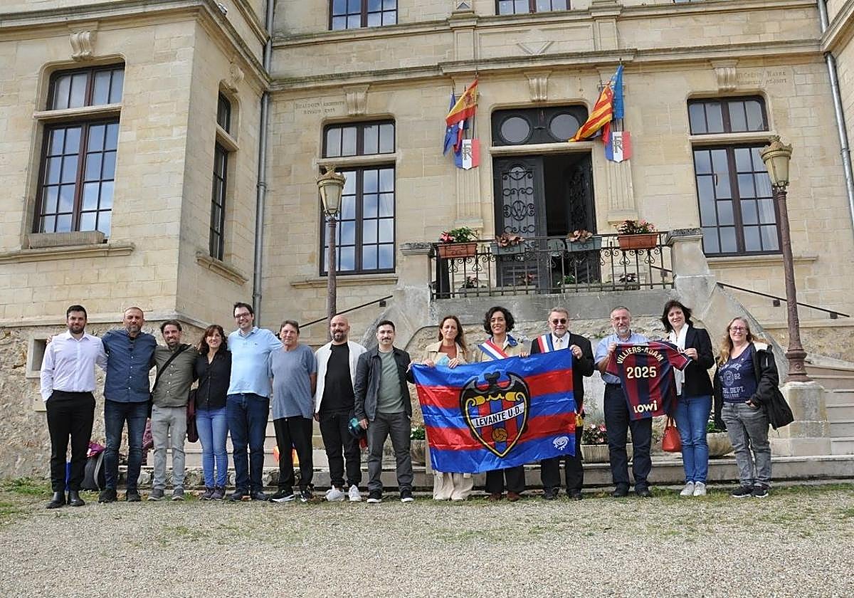 La delegación del Levante, en su viaje a Francia para recuperar los restos del fundador del club