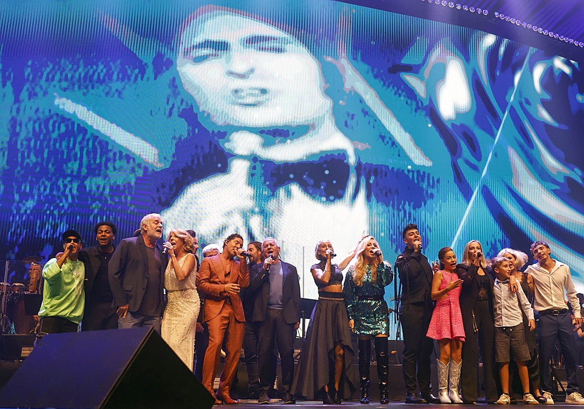 Todos los artistas cerraron el homenaje cantando 'Un beso y una flor'.