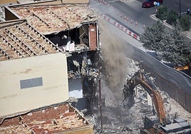 Trabajos de demolición en la antigua Fe de Valencia.