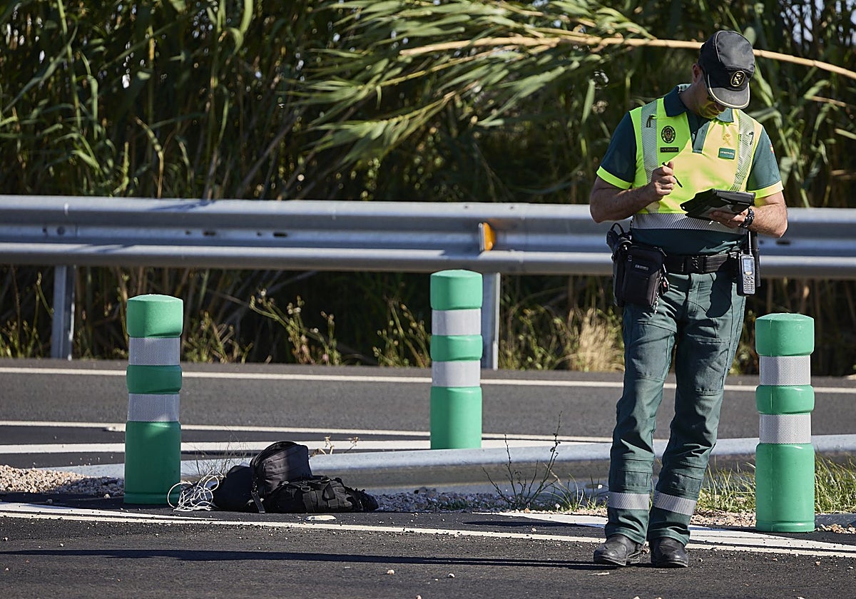 Un agente de la Guardia Civil de Tráfico en otro accidente mortal de un motorista.