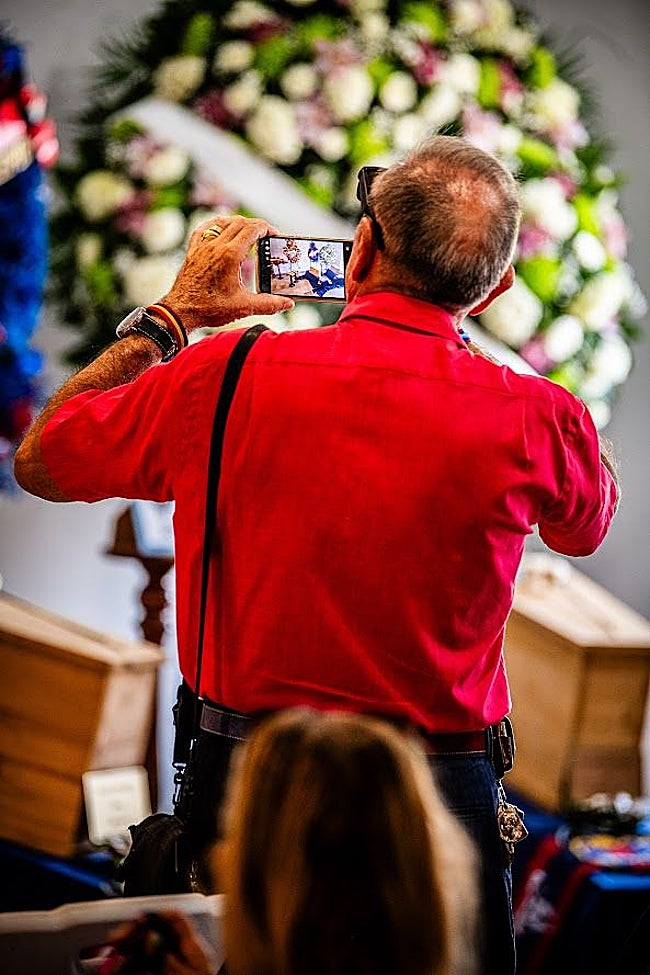 El exfutbolista Ernesto Calpe fotografía la capilla ardiente.