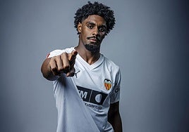Thierry Rendall, posando con la camiseta del Valencia.