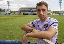 Jon Ander Olasagasti, posando en la Ciudad Deportiva del Levante en Buñol.