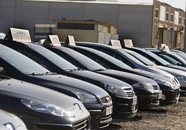 Coches en la puerta de un concesionario.