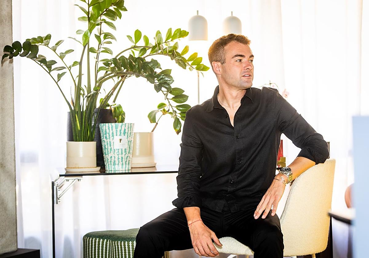 Imagen principal - El estudio de Sigfrido Serra, lleno de color y de piezas únicas.