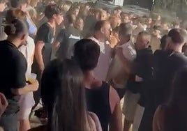 El concejal de Seguridad Ciudadana de Moncada tiene que ser sujetado tras el incidente.