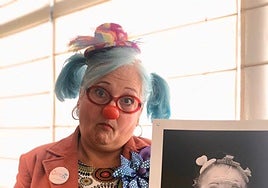 «La edad no nos quita la risa»: Victoria y Carmen, payasas y hermanas, desarman prejuicios desde Valencia