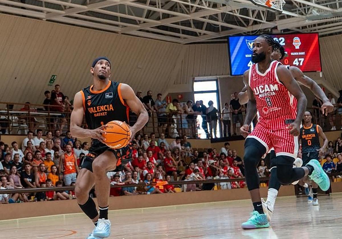 Un instante del partido entre Valencia Basket y UCAM Murcia.