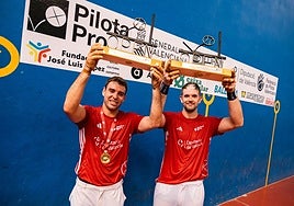 De la Vega y Álex, con el trofeo.