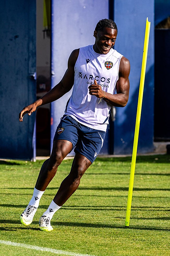 Etta Eyong, durante un entrenamiento con el Levante.