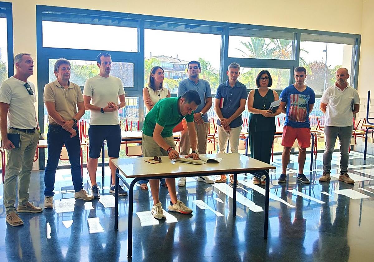 Firma del acta de ocupación del colegio Les Palmeres, paso previo a su apertura, mañana.