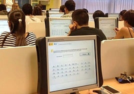 Varios alumnos se presentan al examen teórico del carnet de conducir..