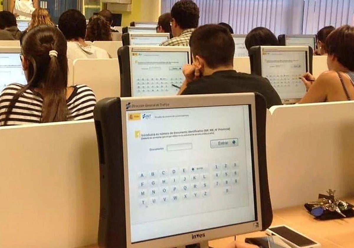 Varios alumnos se presentan al examen teórico del carnet de conducir..