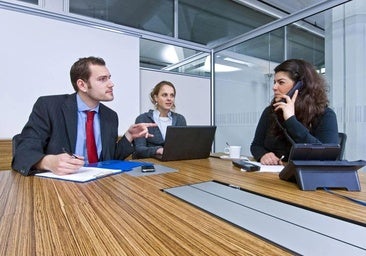 Un abogado laboralista explica qué debes hacer si tu jefe te debe horas extras: «Desde ese momento, te irás a tu hora»