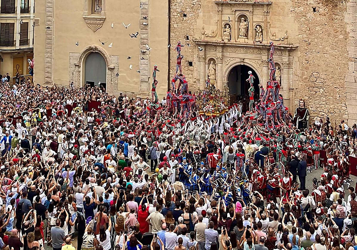 Muixerangas y bailes tradicionales rodean la imagen de la patrona en la entrada a la Basílica.