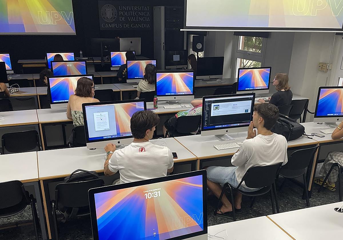 Alumnos del Campus de Gandia en una de las aulas.